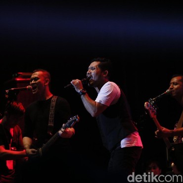 Lirik Lagu Jalanmu Bukan Jalanku - Andra and The BackBone