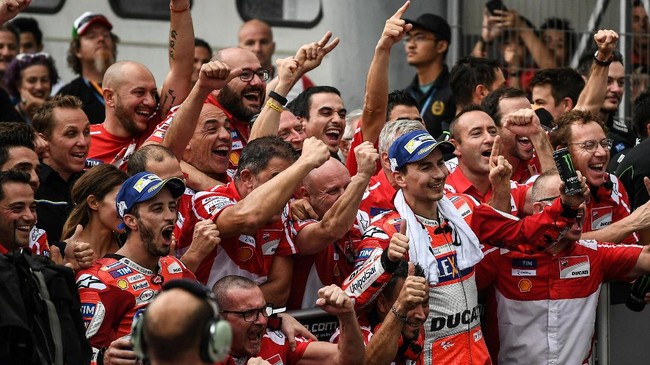 Pesan tim Ducati untuk Jorge Lorenzo di sela MotoGP Malaysia menjadi polemik. Pesan itu diklaim menjadi kunci kemenangan Andrea Dovizioso di Sirkuit Sepang.