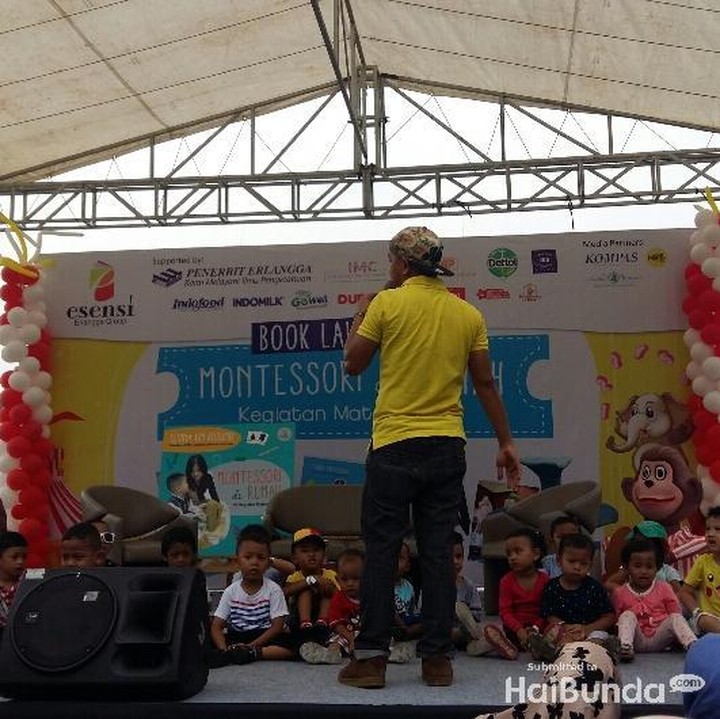 <p>Cerita untuk anak-anak dibawakan oleh si puppeteer berbaju kuning.</p>