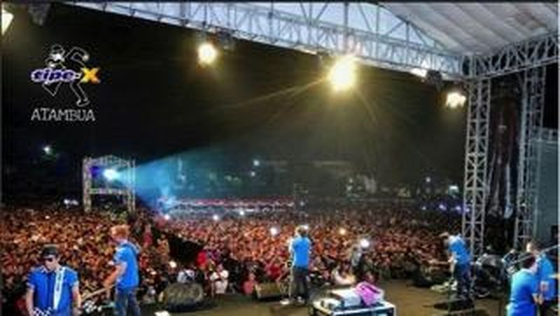 Masyarakat Atambua dan wisatawan macanegara (wisman) dihebohkan dengan Konser Crossborder Atambua.
