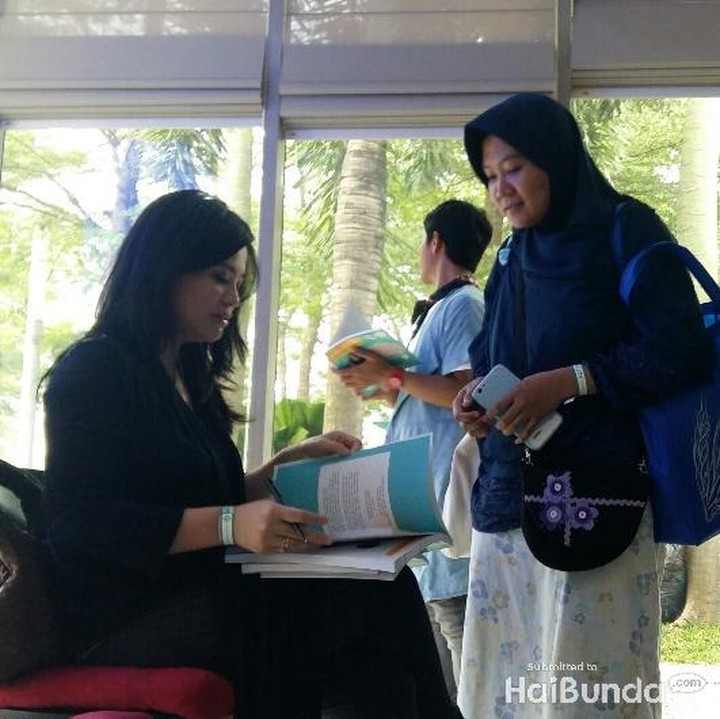 <p>Ada book signing dengan penulis bukunya juga, lho.</p>