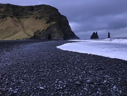 Viral Turis Nyaris Terseret Ombak Pantai Pasir Hitam di Islandia