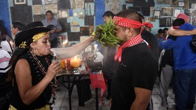 FOTO: Melihat Guetamala Memuja Sam Simon, Dewa Suku Maya
