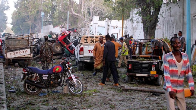 Sekitar 20 orang tewas dan puluhan orang lainnya terluka akibat rangkaian ledakan bom dan serangan bersenjata di ibukota Somalia Mogadishu, Jumat (9/11).