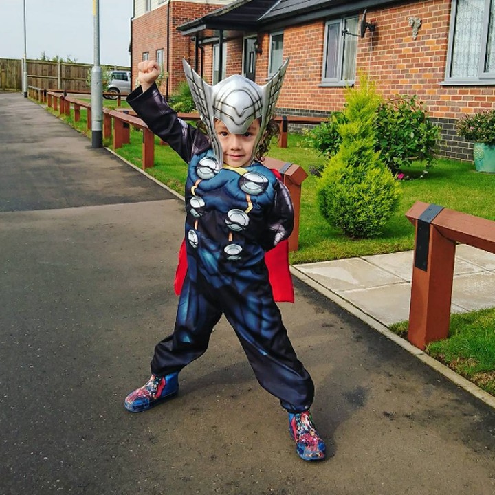 Ketika Thor jadi anak komplek. Hi-hi-hi. (Foto: Instagram @crazychazwo4)