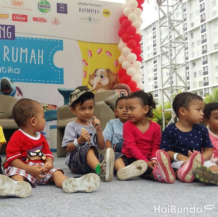 <p>Ini adalah suasana saat peluncuran buku 'Montessori di Rumah: 55 Kegiatan Matematika' karya Elvina Lim Kusumo. Wah, ada anak yang jadi pusat perhatian nih. Hi-hi-hi.  </p>