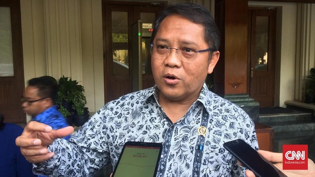 Menkominfo Rudiantara sebut kebijakan registrasi kartu prabayar tak akan rugikan operator. Mereka malah diuntungkan dengan adanya database yang riil.