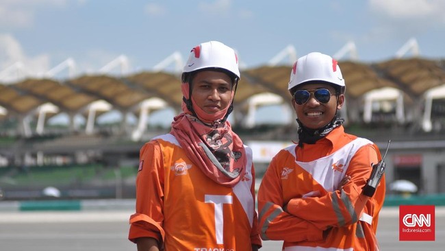 Nabil Izhwan dan Nur Aiman, petugas bendera MotoGP Malaysia berbagi kisah ketegangannya dalam menjalani tugas di pinggir trek Sirkuit Sepang.