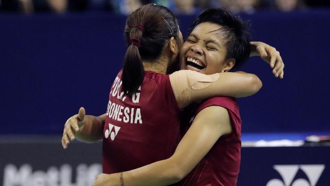 Greysia Polii/Apriyani Rahayu meraih gelar perdana di kejuaraan level Superseries. (AFP PHOTO / Thomas Samson) | CNN Indonesia