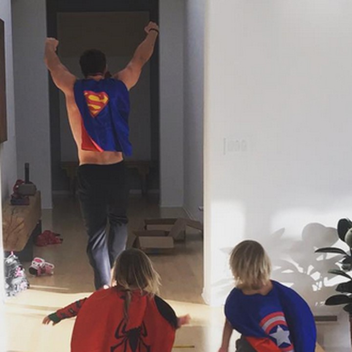 <p> Ngajak si kembar main peran superhero. Lucu juga ya. (Foto: Instagram/ @elsapatakyconfidential)</p>