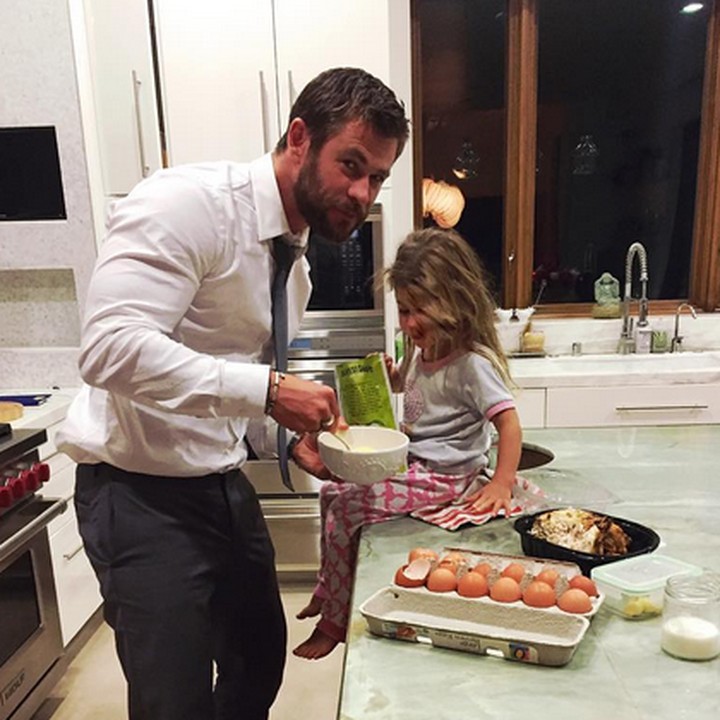 <p>Wah, Ayah Chris masak ditemani si kecil India. (Foto: Instagram/ @elsapatakyconfidential)  </p>