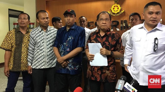 Pemred media online bodong publiknews.com berinisial HR diciduk jajaran Bareskrim Polri karena diduga memfitnah anggota DPR dari Nasdem, Akbar Faisal.