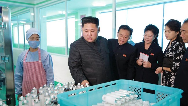 Pemimpin Korea Utara, Kim Jong-un, terlihat mengunjungi suatu pabrik kosmetik di Pyongyang bersama sang istri dan adik perempuannya, Senin (30/10).