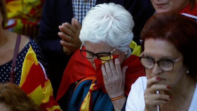 FOTO: Pekik Ratusan Ribu Warga Catalonia Tolak Kemerdekaan