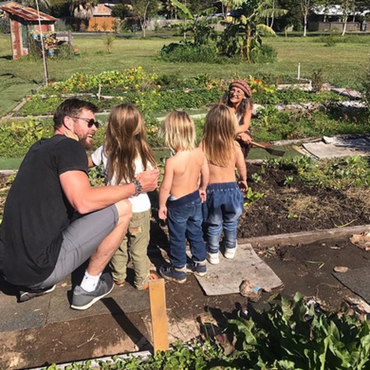 <p>Yeay! Waktunya berkebun sama ayah. (Foto: Instagram/ @elsapatakyconfidential)</p>