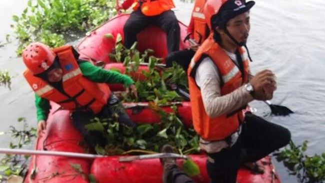 Ratusan anggota ormas, PMI, pejabat kabupaten Bogor, menandai Sumpah Pemuda dengan aksi bersih Situ Citatah yang sudah tercemar sampah.