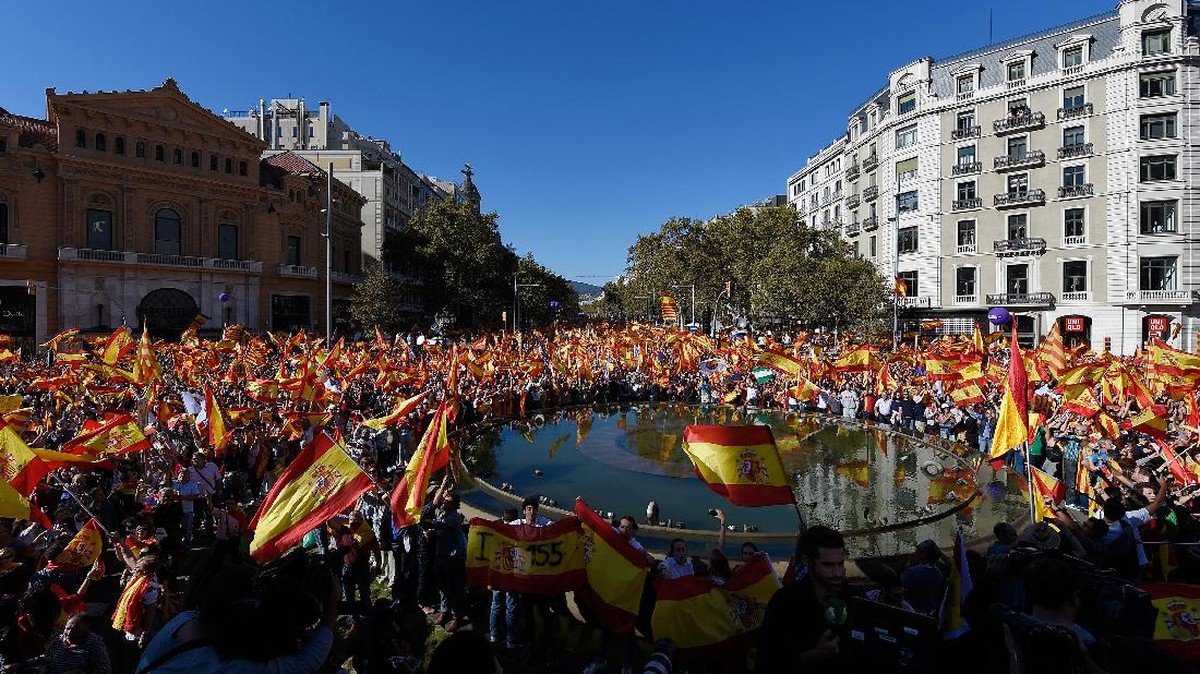 FOTO: Pekik Ratusan Ribu Warga Catalonia Tolak Kemerdekaan