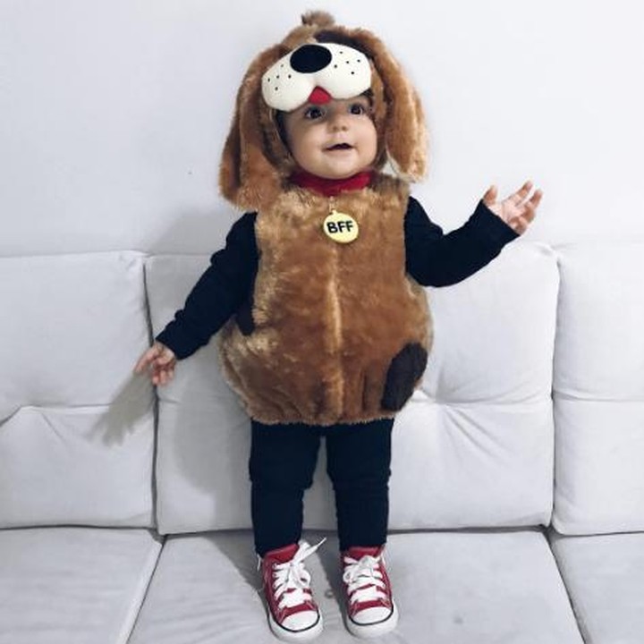 Lihat tuh, Bun, gemas banget ya si kecil pake kostum anjing. Hi-hi-hi. (Foto: Instagram/talimaedobe)