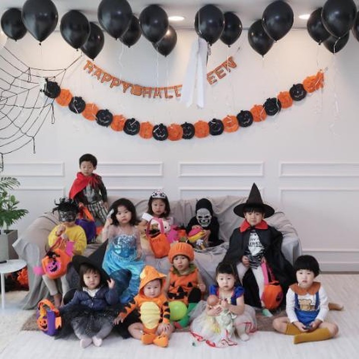 Tada! Anak-anak emang senang nih pakai berbagai kostum pada saat halloween. Paling suka gaya yang mana nih, Bun? (Foto: Instagram/iammjmj)