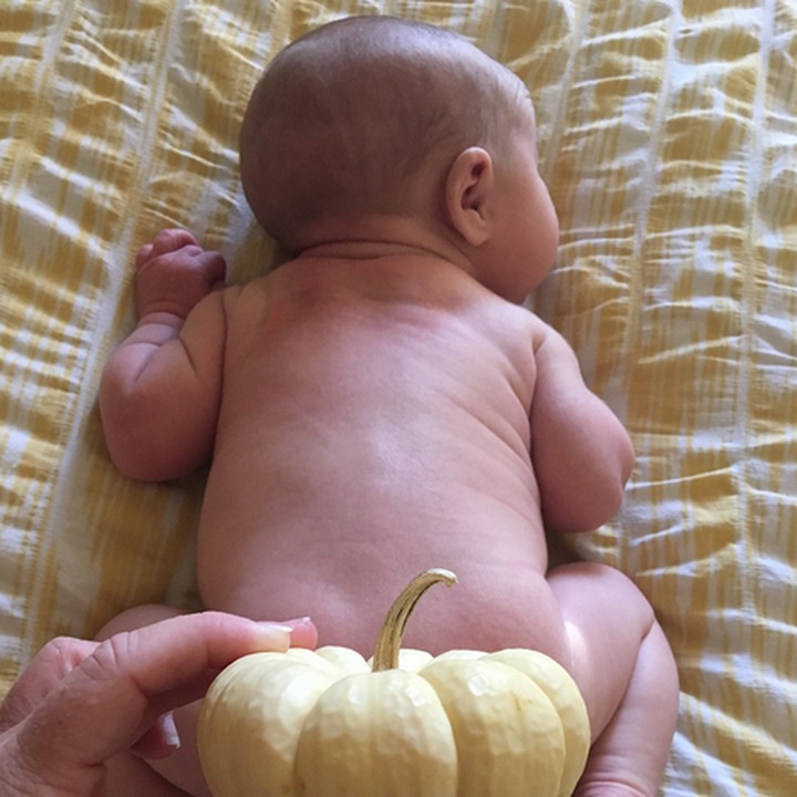 <p>Eh, bisa pas banget ukuran pumpkinnya sama bokong si kecil. (Foto: Instagram/ @xraulifekelly)</p>