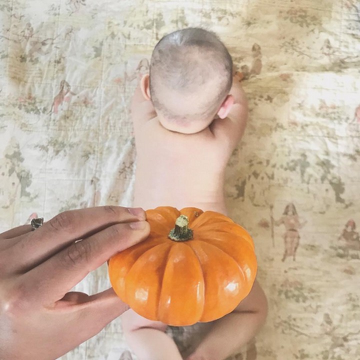 <p>'Dipakaikan' pumpkin begini, si kecil yang lagi tengkurap aja jadi nggemesin. (Foto: Instagram/ @hanahiee_)</p>