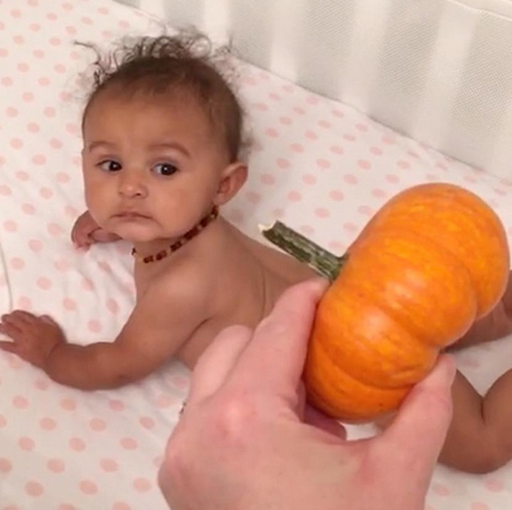 <p>Biar 'celana' pumpkinnya besar sebelah, tetap lucu kok kamu, Nak. He-he-he. (Foto: Instagram/ @ashleygrube)</p>