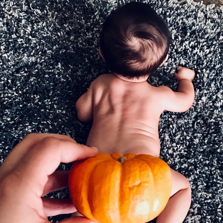 <p>Hmm, kebesaran nggak ya pumpkinnya? (Foto: Instagram/ @valuhhknee)</p>