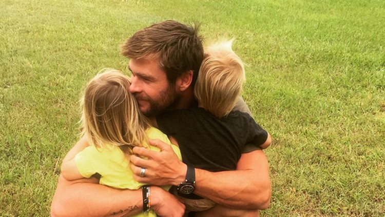 Saat main lompat tali bareng anak dan istrinya, Chris Hemsworth bertingkah kocak deh, Bun.