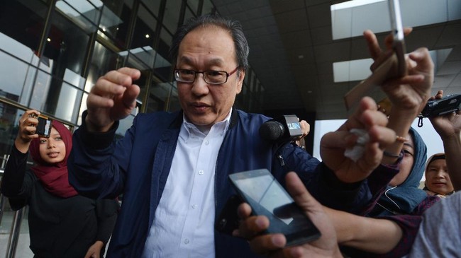 Mantan Bos PT Gunung Agung, Oka Masagung mengakui telah mentransfer uang kepada keponakan Setya Novanto, Irvanto Hendra Pambudi alias Irvan.