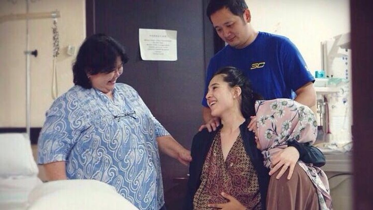 Doula atau pendamping persalinan punya empat fakta yang wajib Bunda tahu, sebelum akhirnya memutuskan menggunakan jasa mereka.