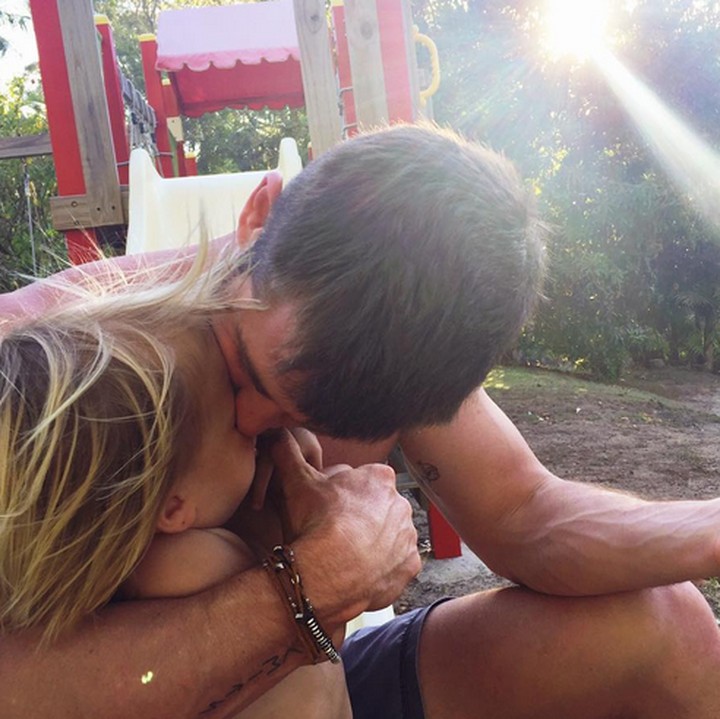 <p> Muah! Kecup sayang dari ayah. (Foto: Instagram/ @elsapatakyconfidential)</p>