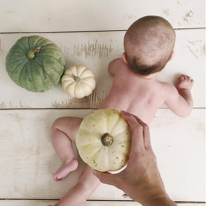 <p>Agak beda nih, pumpkinnya warna putih. Tapi bayi ini tetap kece kan, Bun? (Foto: Instagram/ @lizmesvig)</p>