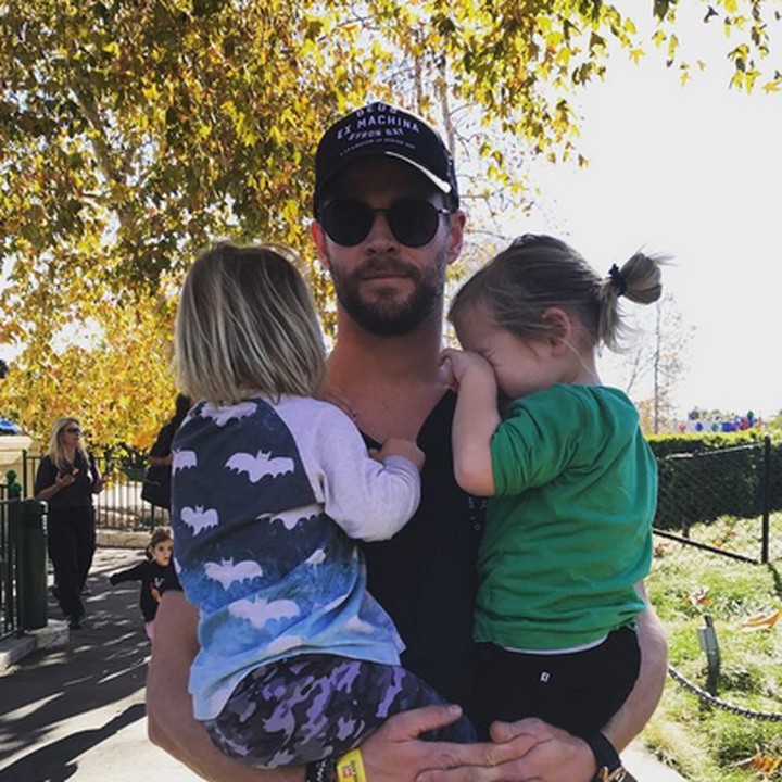 <p>Anteng banget nih si kembar digendong sama Ayah Chris. (Foto: Instagram/ @elsapatakyconfidential)  </p>