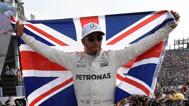 Mercedes' British driver Lewis Hamilton celebrates after winning his fourth Formula One world title despite finishing the Mexican Grand Prix in ninth place, at the Hermanos Rodriguez circuit in Mexico City on October 29, 2017. / AFP PHOTO / Alfredo ESTRELLA