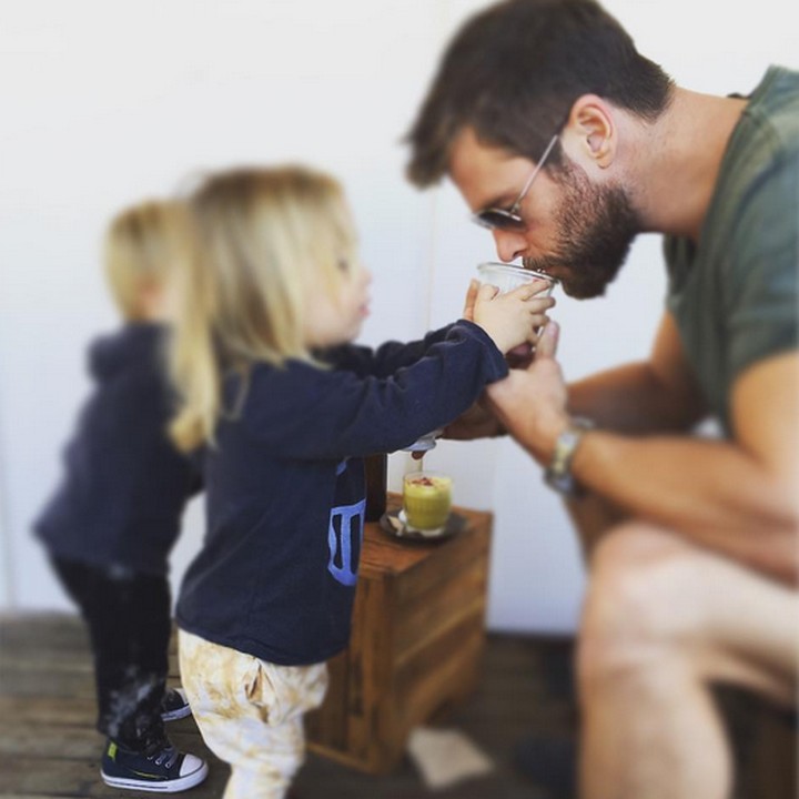 <p>Sweet banget! Tristan ngasih kopi buat ayahnya. (Foto: Instagram/ @elsapatakyconfidential)  </p>