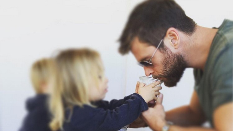Ayah Chris Hemsworth harus putar otak nih buat menemukan tempat baru ngumpetin cokelat.