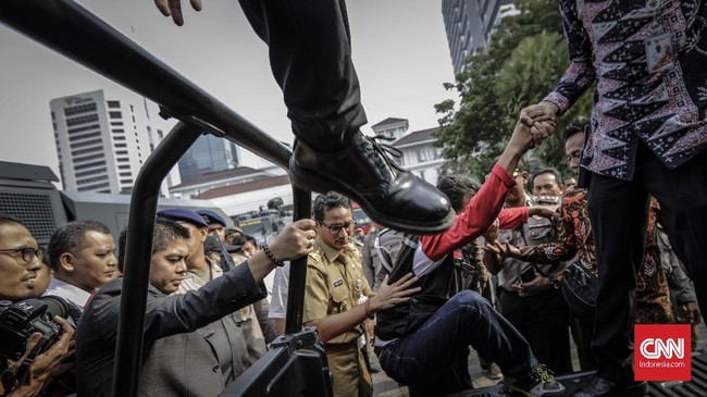 Buruh bakal menggelar aksi besok terkait UMP Rp3,64 yang sudah ditetapkan Pemprov DKI Jakarta. Sandi mempersilakan demo digelar buruh.