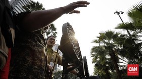 Sandi Naik Mobil Komando dan Minta Doa ke Massa Buruh