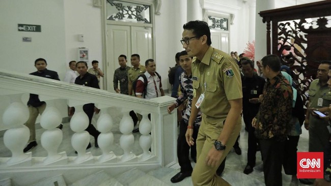 Pedagang kaki lima di kawasan Tanah Abang, kata Sandiaga Uno, muncul karena diperlukan para pengguna kereta api. Pemprov DKI akan membina PKL.
