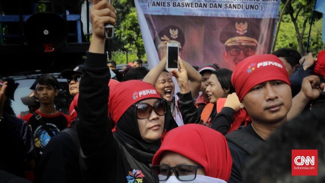 Gubernur Anies Baswedan menetapkan UMP 2018 sebesar Rp3,64 juta. Penetapan itu disertai dengan berbagai subsidi untuk buruh yang digelontorkan Pemprov DKI.