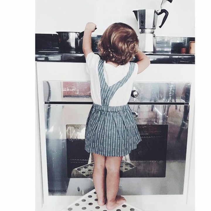 <p>Naik ke atas kursi dulu ah biar bisa taruh panci di atas kompor.  (Foto: Instagram @teretetz)</p>