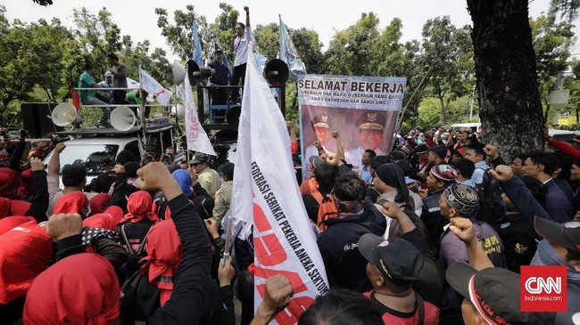 Asosiasi Pengusaha Indonesia (Apindo) berharap Upah Minimum Provinsi (UMP) tidak naik terlalu tinggi karena bisa mengurangi daya saing industri nasional.