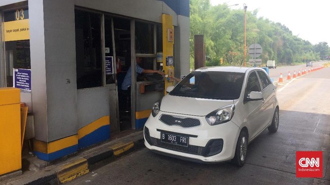 Berdasarkan pantauan CNNIndonesia.com di gardu tol Cimanggis Golf, seluruh gardu tol masih dilayani petugas meski pembayaran telah dilakukan secara nontunai.
