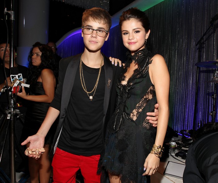 LOS ANGELES, CA - AUGUST 28:  Singer Justin Bieber (L) and actress/singer Selena Gomez arrive at the 2011 MTV Video Music Awards at Nokia Theatre L.A. LIVE on August 28, 2011 in Los Angeles, California.  (Photo by Christopher Polk/Getty Images)