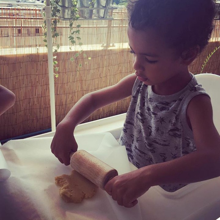 <p>Yang ini asyik menggiling adonan, Bun.  (Foto: Instagram @sarahspecialk)</p>