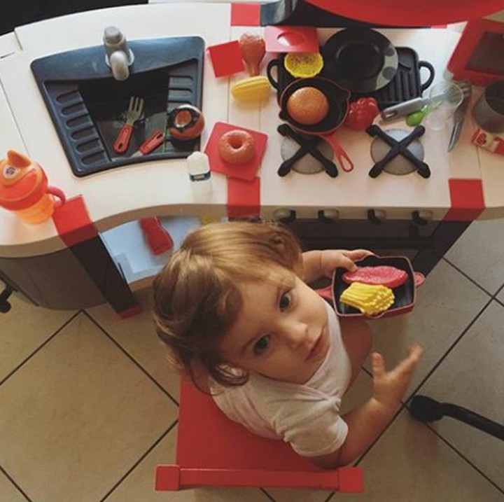 <p>'Kenapa, Bun? Aku lagi masak nih!'  (Foto: Instagram @dalilavi)</p>