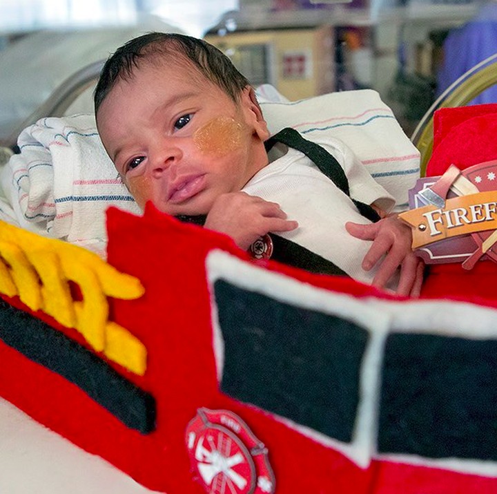 <p>Buat bayi ini, pantang pulang sebelum padam, Bun! (Foto: Facebook/ Loyola Medicine)</p>