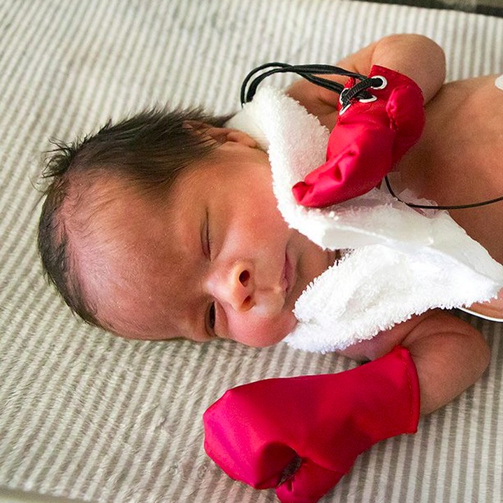 <p>Wah, ada yang jadi petinju juga nih. Udah tanding berapa ronde, Nak? He-he-he. (Foto: Facebook/ Loyola Medicine)</p>