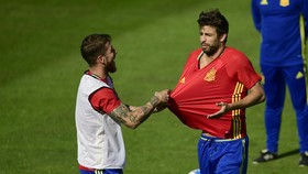 Makna Lukisan Ciuman Pique-Ramos Jelang Barcelona vs Madrid