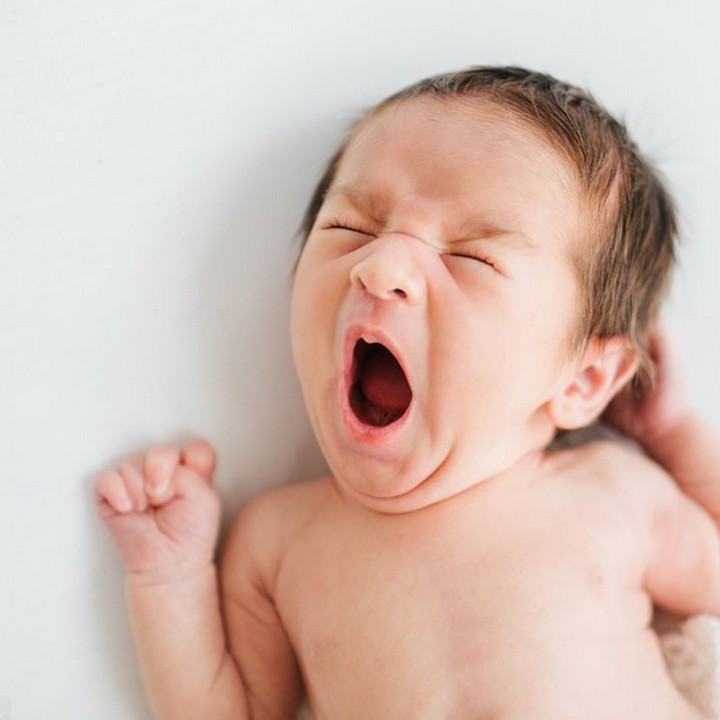 <p>Coba lihat ekspresi bayi yang satu ini. Nggemesin. (Foto: Instagram/ @jennifer_corcoran_photography)</p>